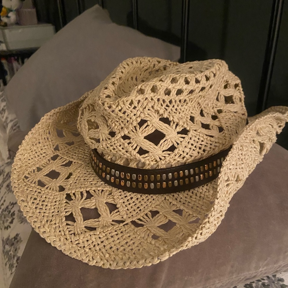 Ladies hat/ looks like a cowboy hat.  Super cute on!